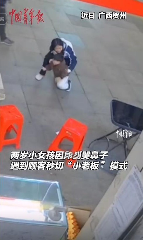 两岁萌娃摔倒后秒变小老板

                          