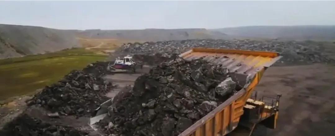 特朗普最近给乌克兰开了个死命令，要求还3500亿债务，还得把50%的稀土矿交给美