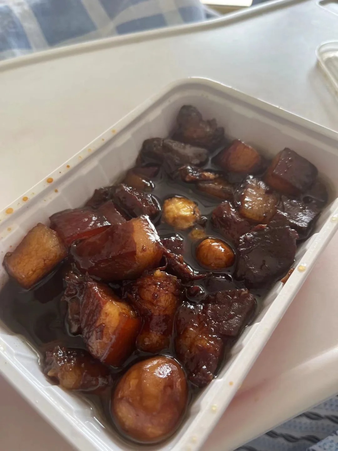 中午点了6个菜，护工阿姨一直盯着我
本来护工不包餐的，阿姨直接暗示说：大方的雇主