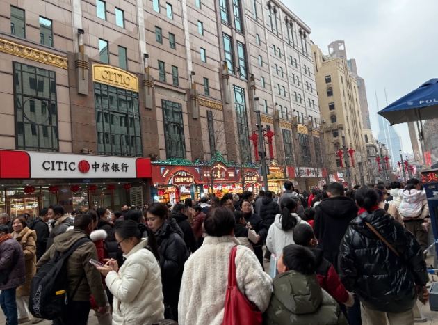 今天真的是见识了魔都南京路步行街上的人气，简直是太旺了。

一不留神就被踩到了 