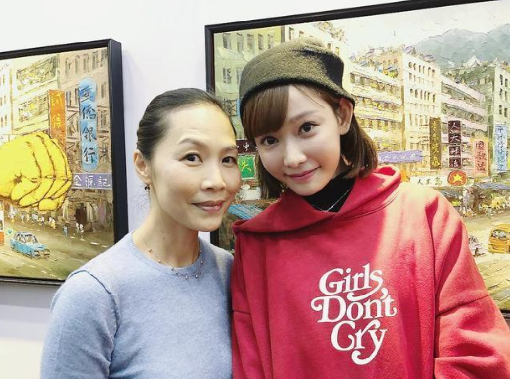 她曾经是香港天后级女歌手，出过很多非常经典歌曲，现在已经淡出歌坛，估计现在只有老
