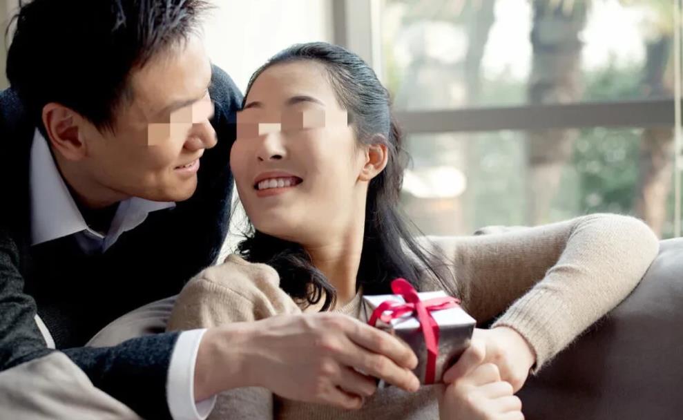 山东济南，男子和前妻离婚后，把小自己20岁的女大学生娶进门，结果婚后第5年，男子