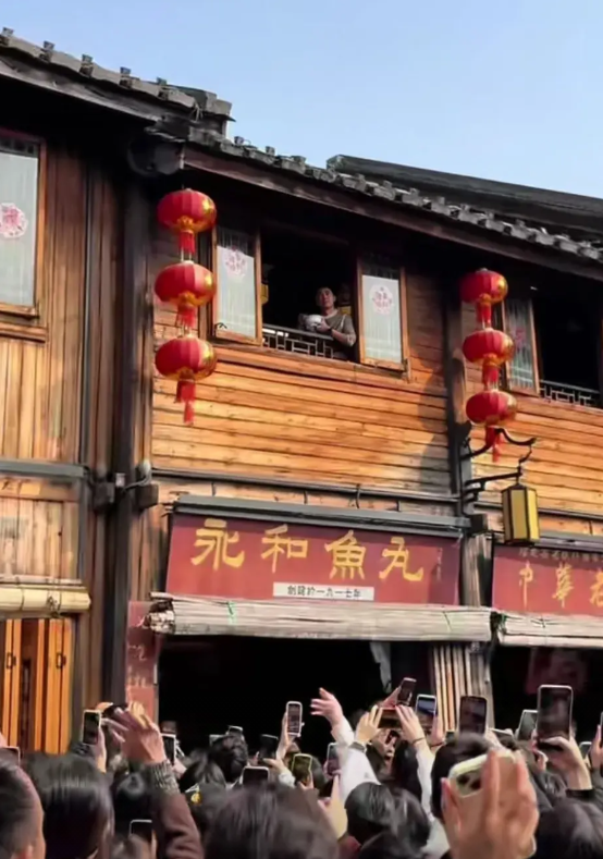 我的天，撒贝宁也太“坏”了。

最近，撒贝宁在福建福州做节目采风，在一家永和鱼丸