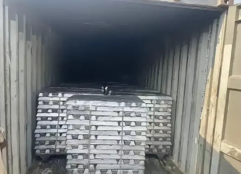 这回中国终于醒了，过去咱们有那么多铝、钢铁，结果便宜卖给发达国家。现在终于知道该