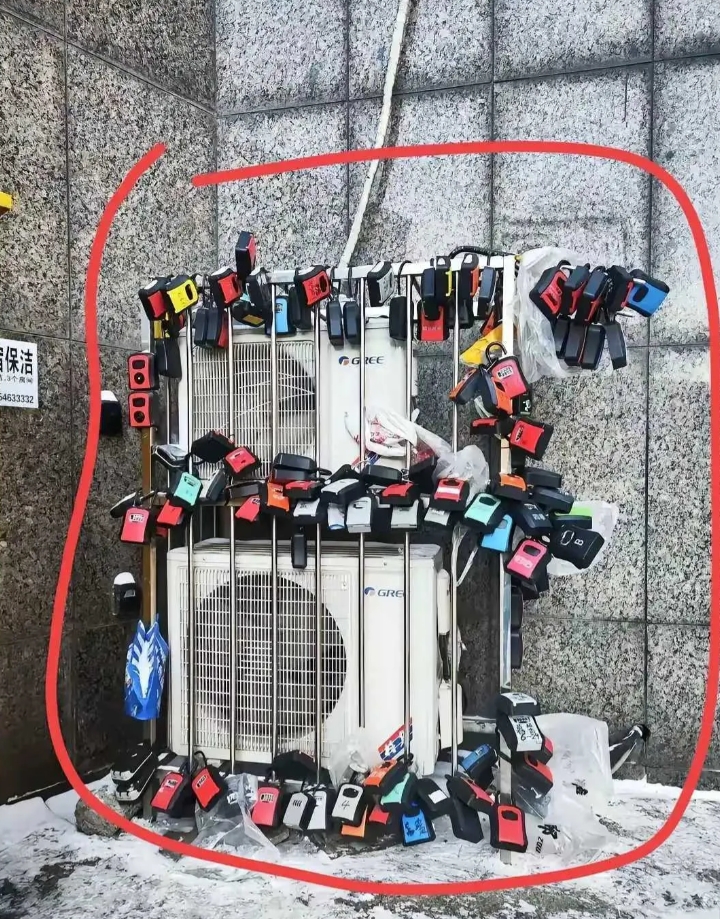 图中空调外机上挂满了五颜六色的小物件，你知道这都是啥吗？
