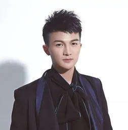周深，1992年9月29日出生于湖南邵阳，中国内地男歌手、音乐制作人。他以天籁之