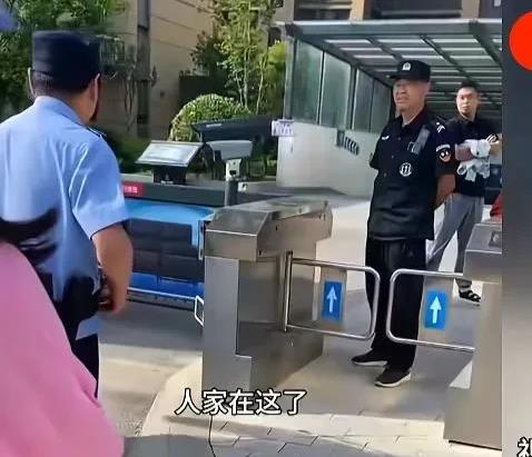“这才是真正为人民服务的好警察！”一女子因没交物业费，被物业人员堵在小区门口，不