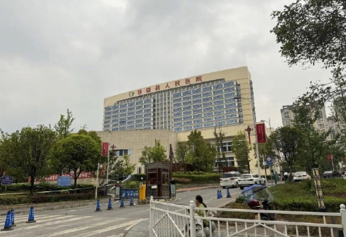 总是觉得别人要害他，大概率还是有病了，被害妄想症，精神病应该被社会重视起来，精神