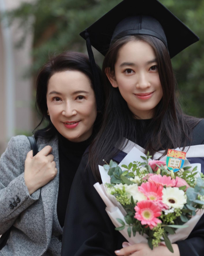 香港著名女星龚慈恩的女儿林愷鈴的毕业照，她长得比妈妈年轻时候还要漂亮