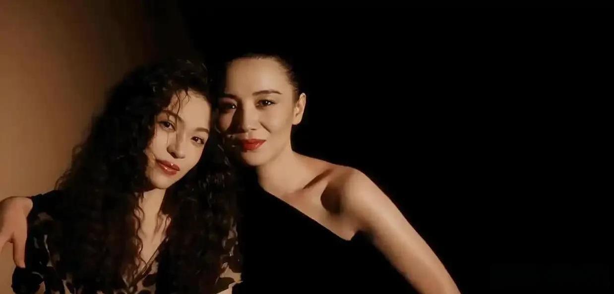 娱乐圈简直就是个大型抓马现场！就拿钟楚曦和宋佳来说，钟楚曦临走前看向宋佳的那一眼