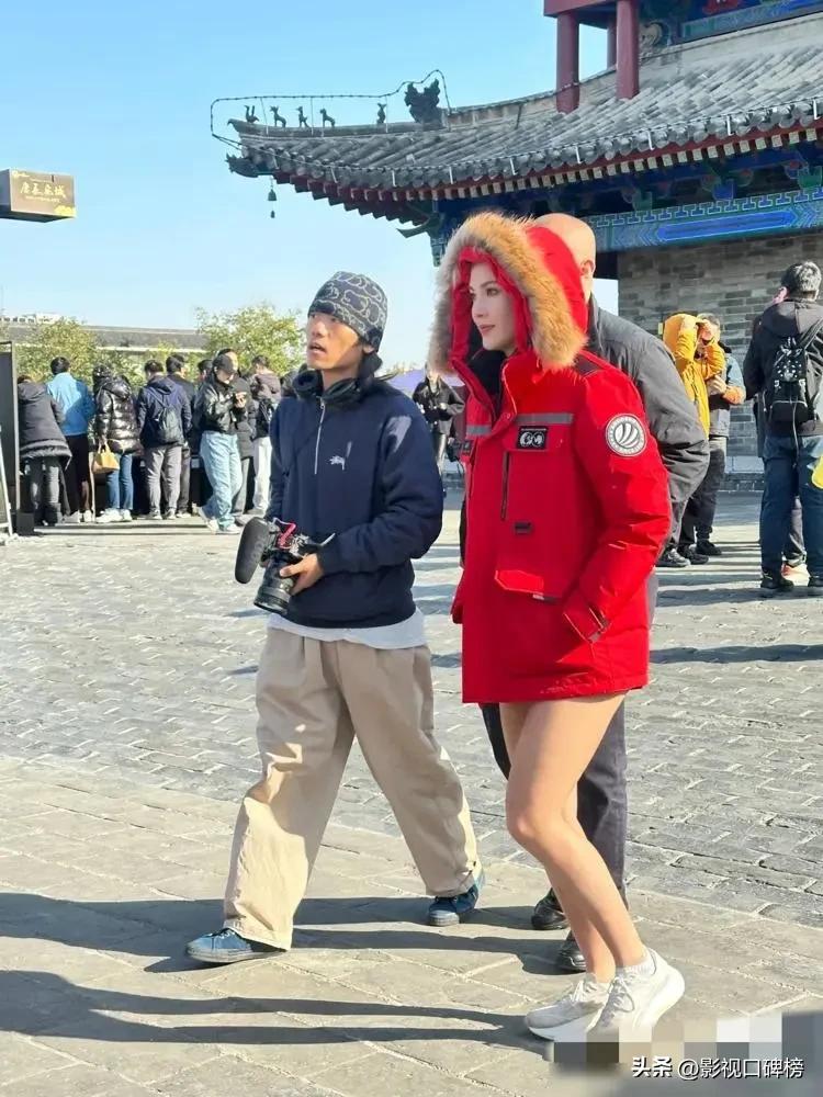 谷爱凌现身西安说陕西话，上身羽绒服下身短裤
