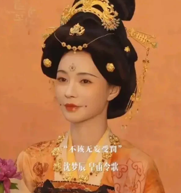 《国色芳华》
天吶，
她的出现，着实让人眼睛前一亮...
我个人觉得，她唐装造型