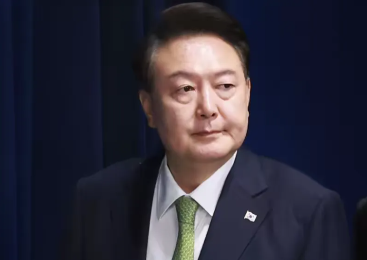 1月13日，被停职的韩国总统尹锡悦的律师团队，急忙向宪法法院递交了一份回避申请，