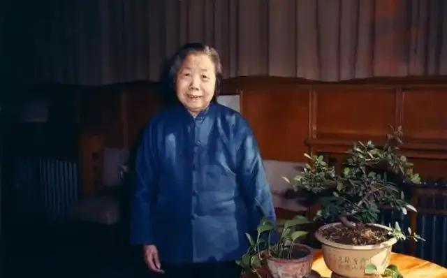 大家请记住这位老人，她是新中国成立以来，唯一的正国级女性，大家知道她是谁吗？
照