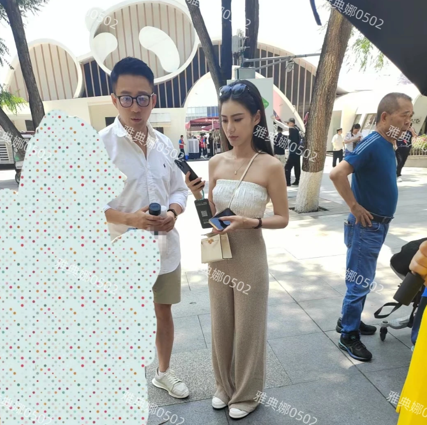成都大熊猫基地偶遇汪小菲和她未婚妻！
汪小菲本人瘦瘦高高脸小腿长衣品挺好清爽干净