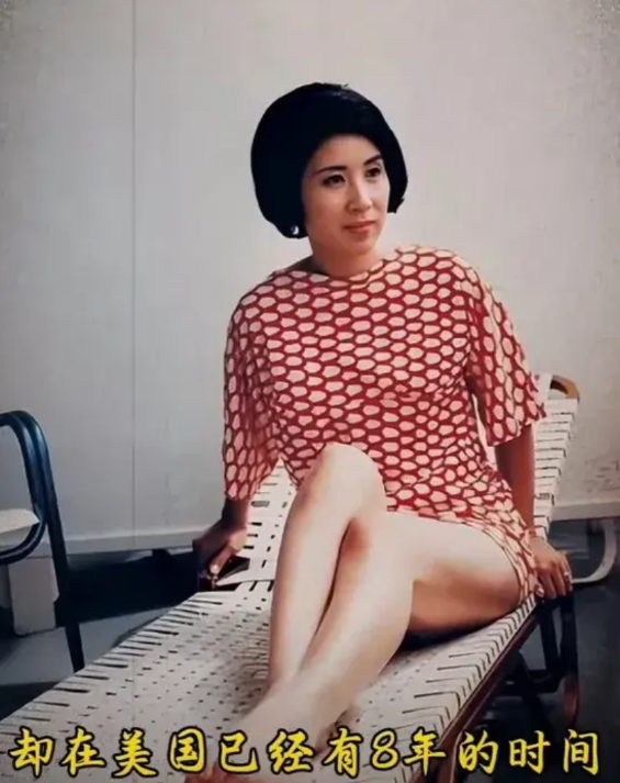 1960年，32岁的张灵甫遗孀王玉龄，一双大长腿洁白无瑕。

瞧这颜值，瞧这身段