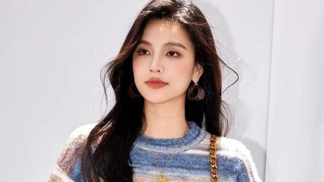 独特小众风，美拉蓝渐变色毛衣，条纹针织衫的独特韵味