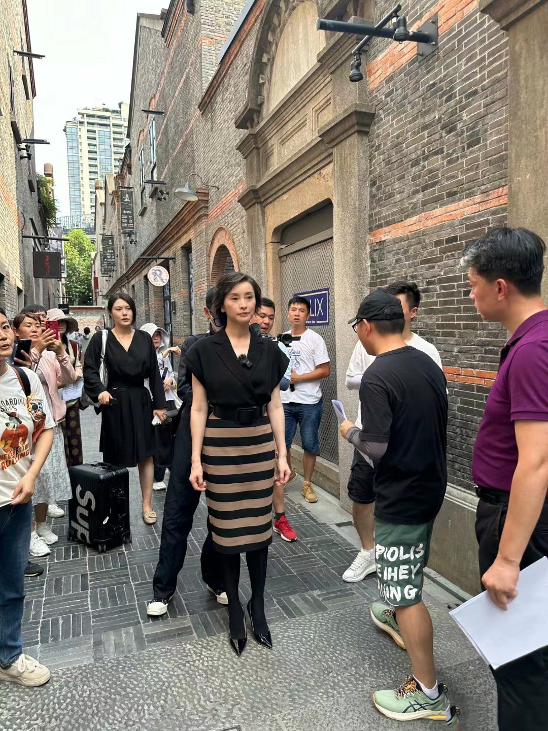 这位姑娘名气不大，但人挺漂亮的。