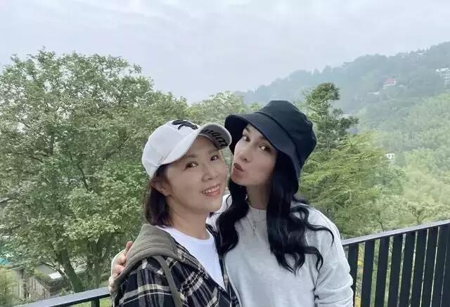 韩庚卢靖姗感情稳定，与韩庚妈妈合影显亲密