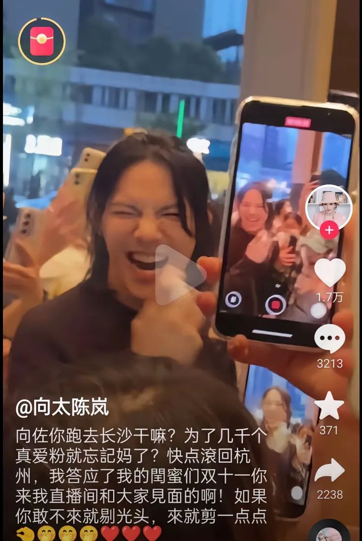 向佐被粉丝包围要签名时，是这副德性……
