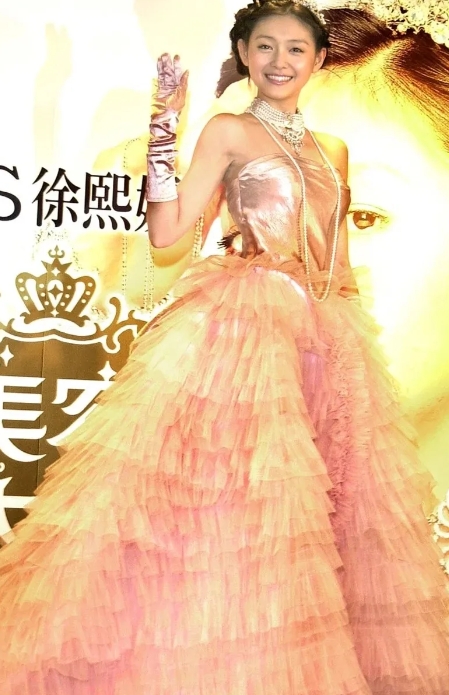 大S没结婚之前真的闪闪发光！
女孩子们好好爱自己吧！
那么有钱的女孩都会被婚姻折