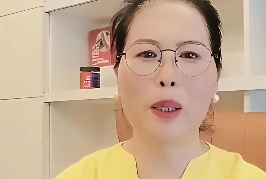 汪小菲保姆小杨阿姨直播回应网友，称未离职，与汪小菲关系如家人。汪小菲善待保姆，为