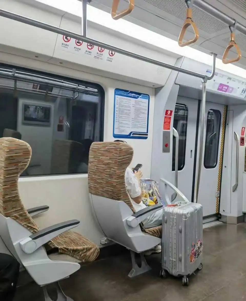 你敢相信吗，这居然是北京地铁？大城市就是不一样。 ​