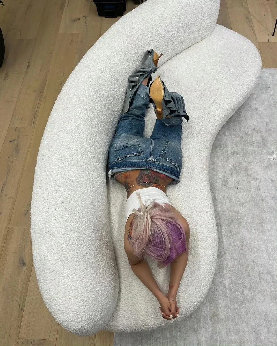 卡姐太美啦，这次丰臀又美出新高度
卡姐又丰臀了，紫色渐变头发加傲人的腰臀比。难道