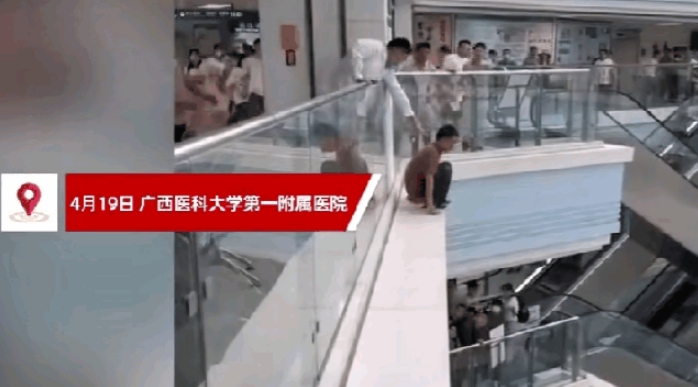 广西医院跳楼的男人心地非常善良，跳楼之前他先扔下去一个粉色的包，下面的群众看到包