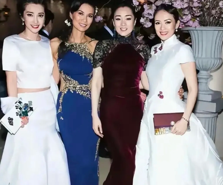 巩俐、章子怡、邓文迪和李冰冰四人同框，显然巩俐的气场更为强大！即便是拥有 400