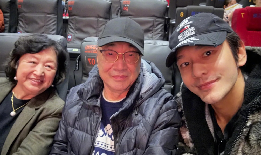黄晓明晒一家三口合照，带父母去电影院看哪吒，新年还领爸妈重返曾经当兵的地方，真是