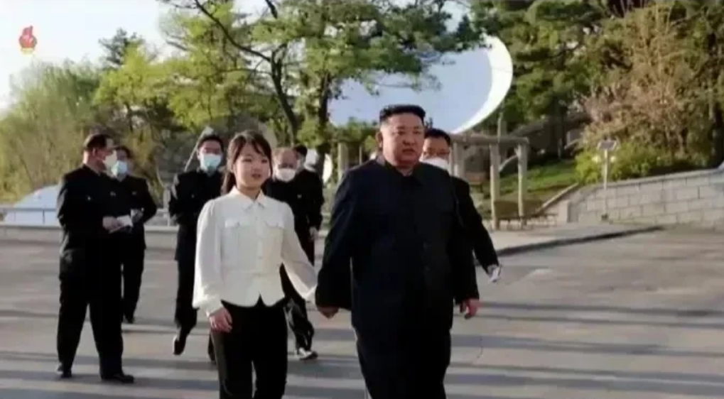 金正恩的决策背后，蕴含着对多重角色的深思熟虑。他毅然将大女儿推向公众舞台，旨在塑