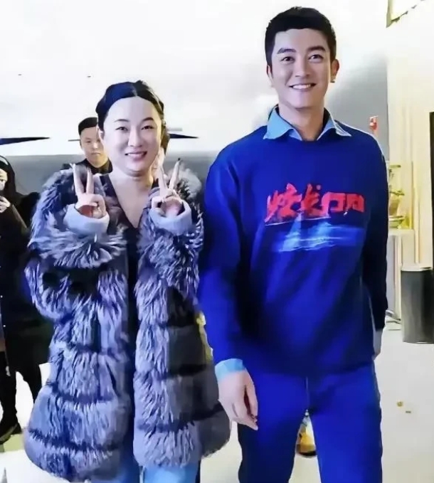 霍思燕，真的没有身材焦虑吗？
和老公一起出席活动，一次比一次胖，
但她看起来却总
