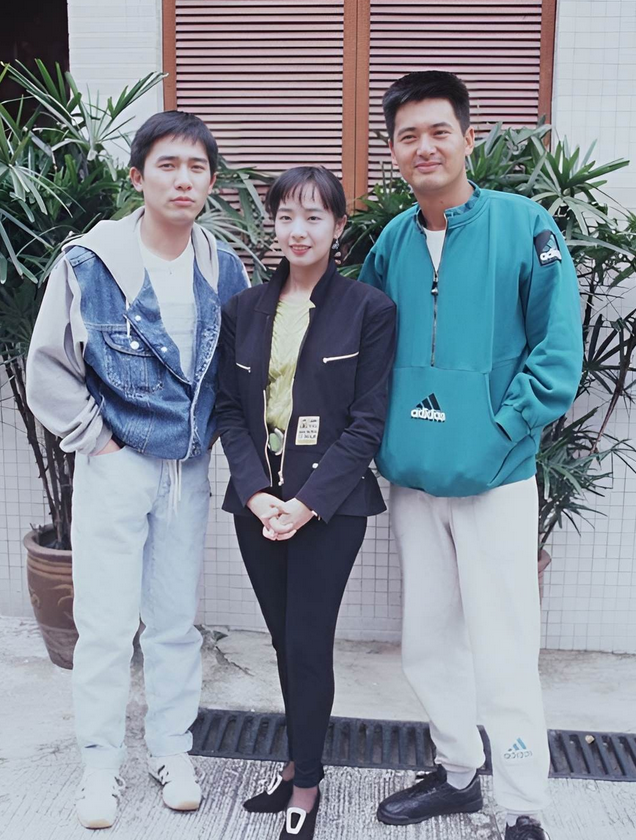 中间这个「女演员」是谁啊？ 竟然能让周润发和梁朝伟「两大影帝」站在自己旁边