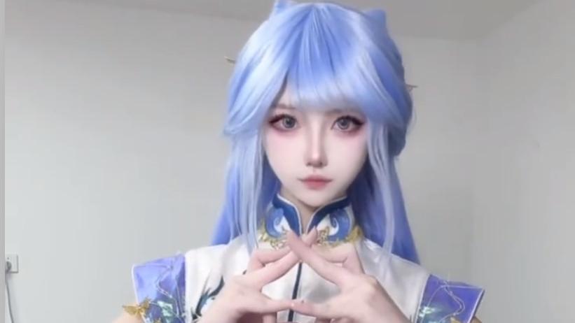 王冬儿真人COS也太拼了，大冬天光腿出镜，脸都被冻红了！