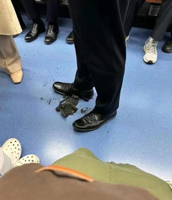 地铁上的尴尬一幕！大哥穿着西裤皮鞋，应该是公司职员，做地铁时总感觉他脚在动，结果