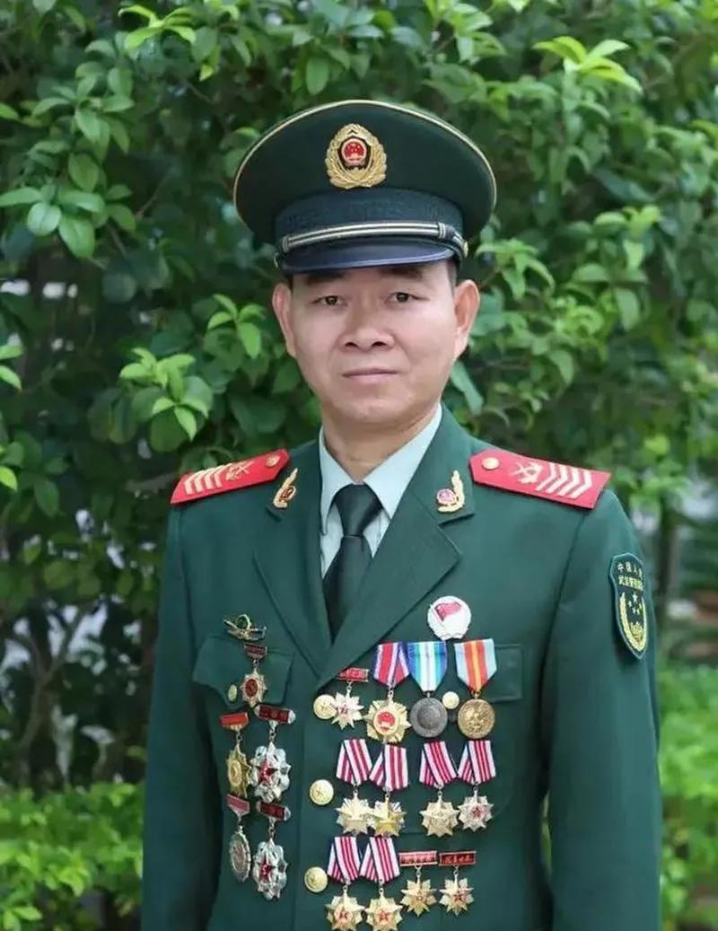 武警部队的兵王，一级警士长，相当于解放军的一级军士长，享受武警师级干部的待遇。他