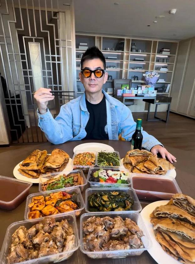 小齐哥点的豪华外卖，一般的人压根都不敢这么点，明星的奢华生活啊！