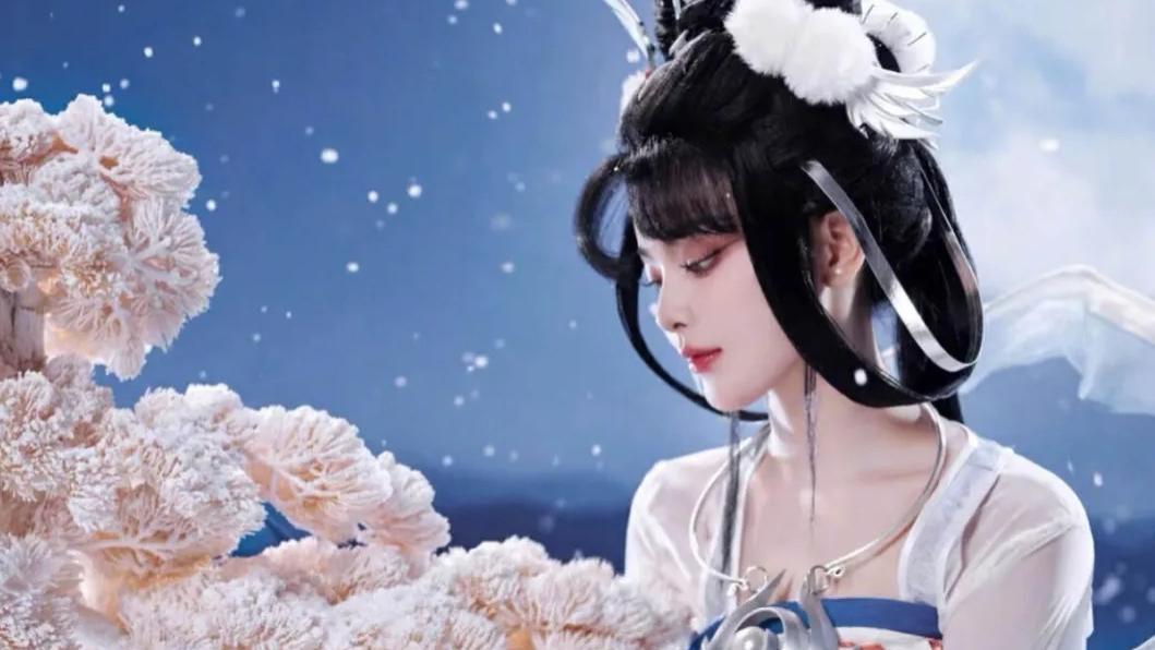 孔雪儿COS嫦娥？身穿白色旗袍，头发盘起，氛围感十足