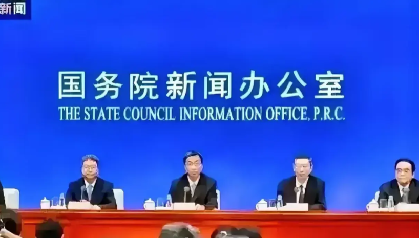 今天教育部那新闻发布会，简直就是往教育界扔了个大火球，炸得众人措手不及！小学生少