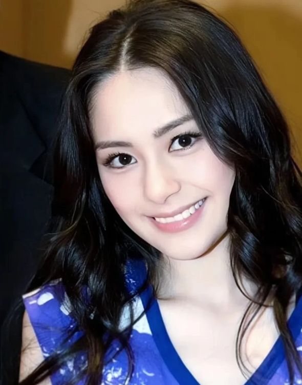 我发觉长得好看的女明星，她们的穿搭都不是特别在线，也可能因为颜值高，所以她们对衣