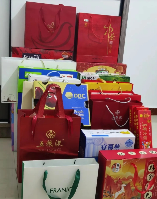 今天我姑姑家的表弟又提着礼物来我家拜年了。这孩子每年都来，他说非常感激我公公当年