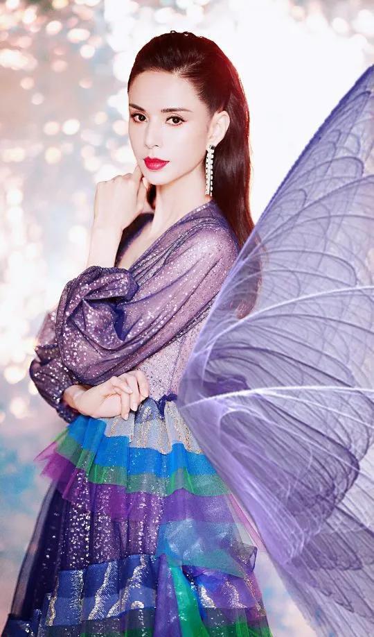 李若彤贺刚相差16岁演短剧夫妻