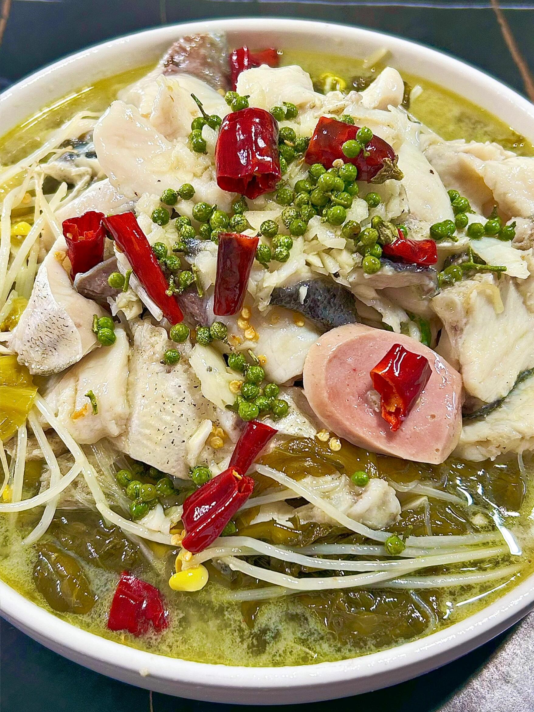 青花椒酸菜鱼 酸辣开胃！（附教程）

既可以吃鱼又能喝汤的酸菜鱼应该没有人不喜欢