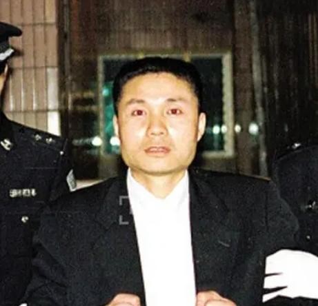 20世纪末，湖南、重庆一带出现了个闻风丧胆的悍匪。他伙跨省作案抢劫杀人，制造了2
