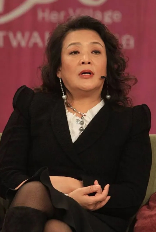 张兰身上有一样东西很可怕。
在这里我们不谈张兰的对与错，
也不谈她是好人或坏人，