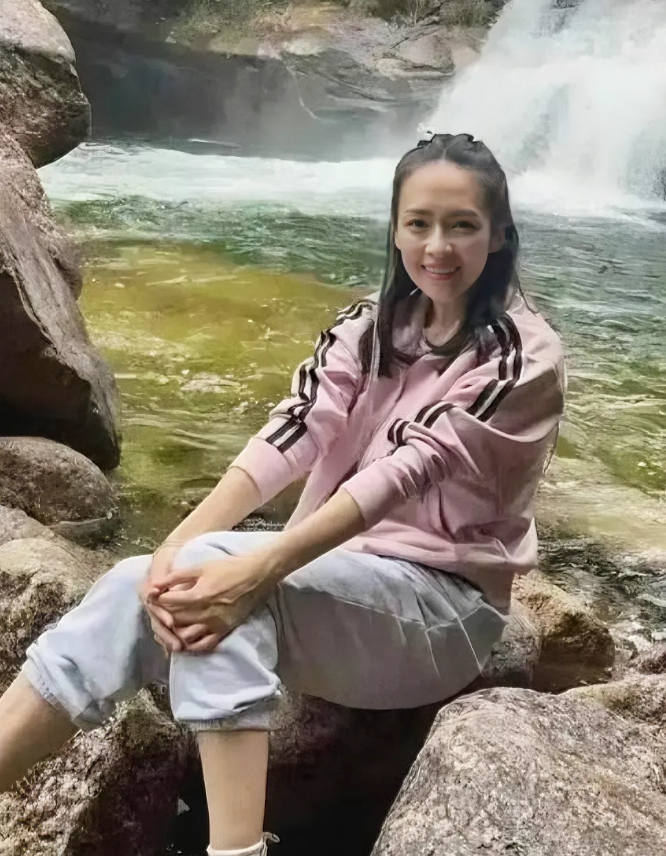 别看章子怡皮肤有点黑，别看章子怡曾经谈过几次恋爱，别看章子怡曾经嫁给过渣男歌王。