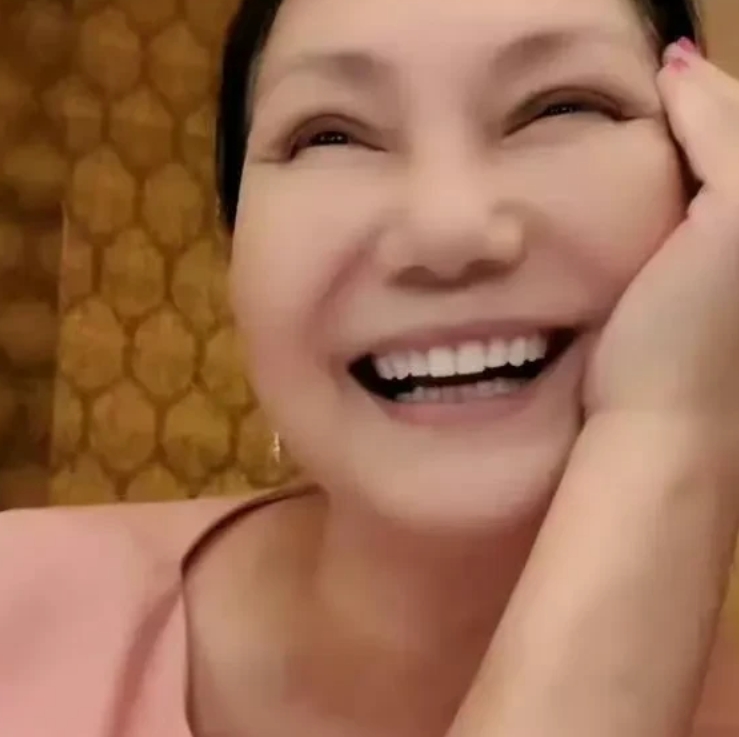 S妈回复佩芬，发抱抱表情包！
佩芬留言安慰黄春梅：不知道要跟你说什么，S妈，好像