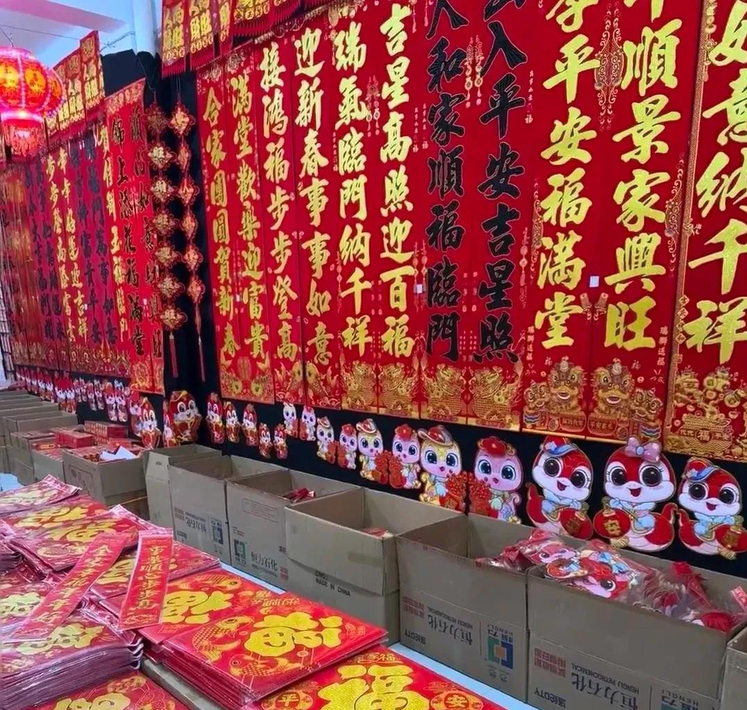 2025 年冒出好些看似反常，实则有因的事。商场冷冷清清，直播带货里年货、新衣卖