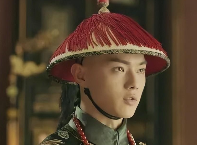 1694年，三品大臣尹泰大醉后闯入丫鬟的房间之中，整夜未出。两个月后丫鬟有孕，在